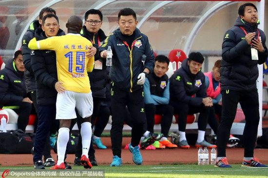 包含上海申鑫实力强大，迎战青岛黄海的词条