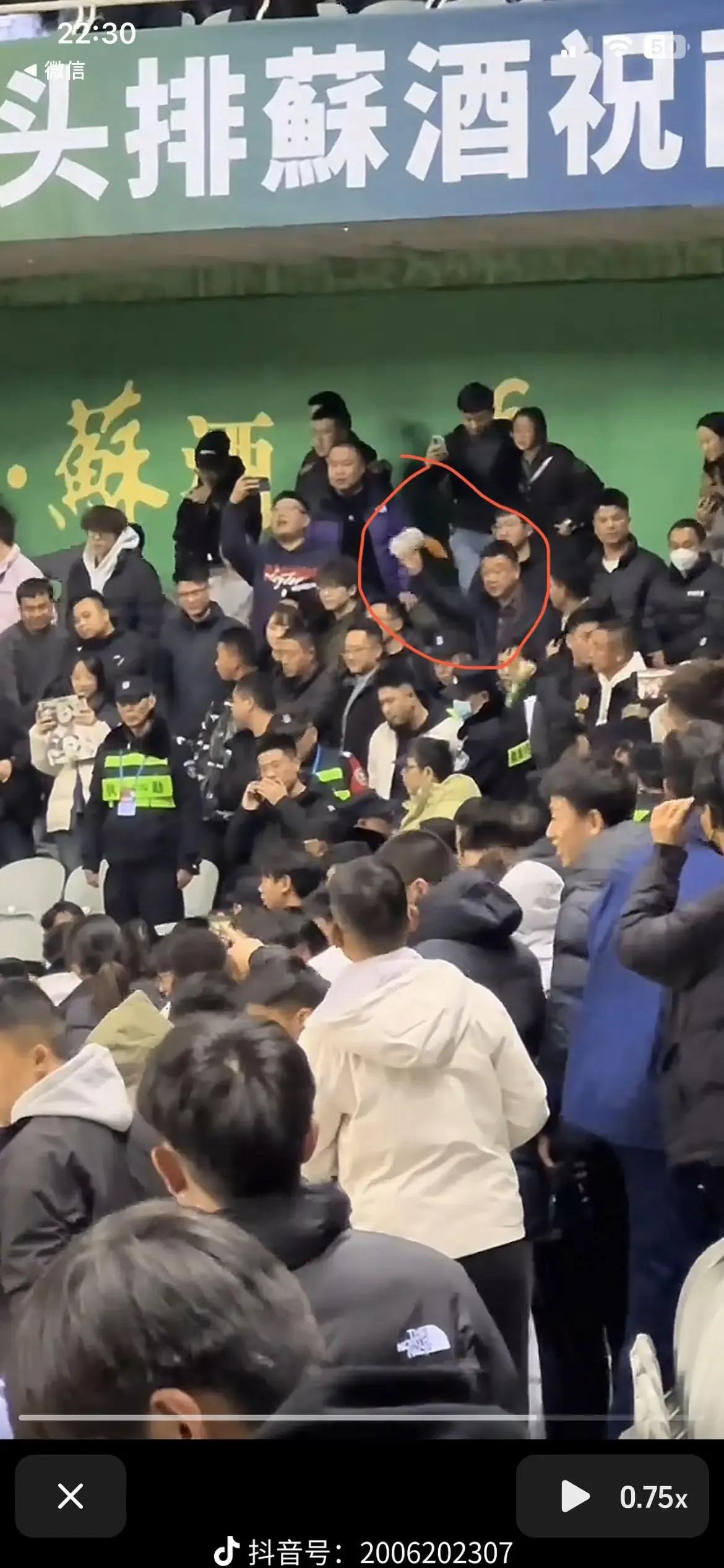 沸腾的球迷支持燃烧比赛现场，激发运动员斗志