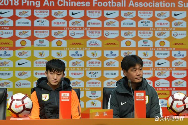 上港队员踢进必杀球,击败对手 上港队员踢进必杀球,击败对手