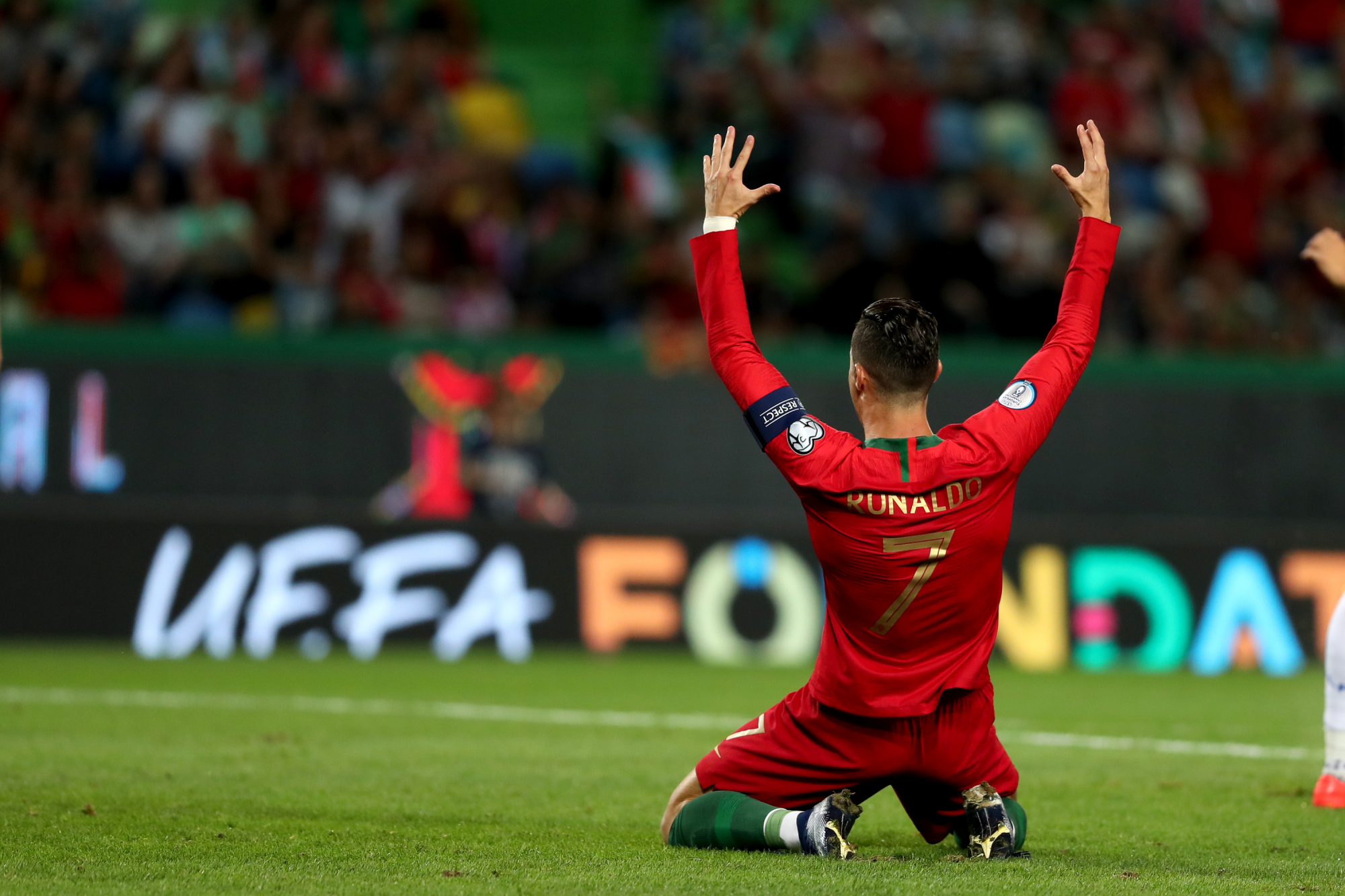 葡萄牙客场大胜卢森堡，积分领跑的简单介绍