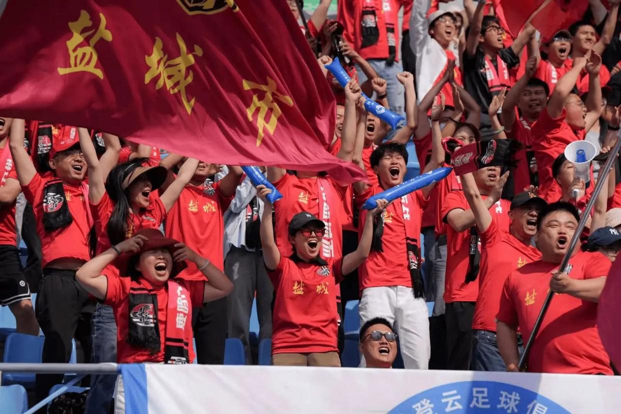 关于国内足球联赛大幕拉开,球迷热情高涨的信息 关于国内足球联赛大幕拉开,球迷热情高涨的信息