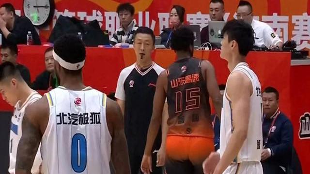 山东男篮遭遇四连败，卫冕冠军难堪