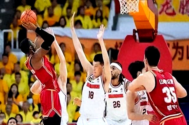 包含篮球赛场上的激烈对决吸引了无数球迷的关注的词条