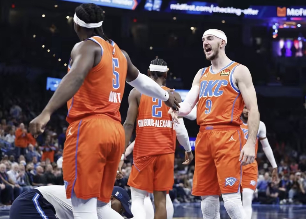 包含篮球赛场上的激烈对决吸引了无数球迷的关注的词条