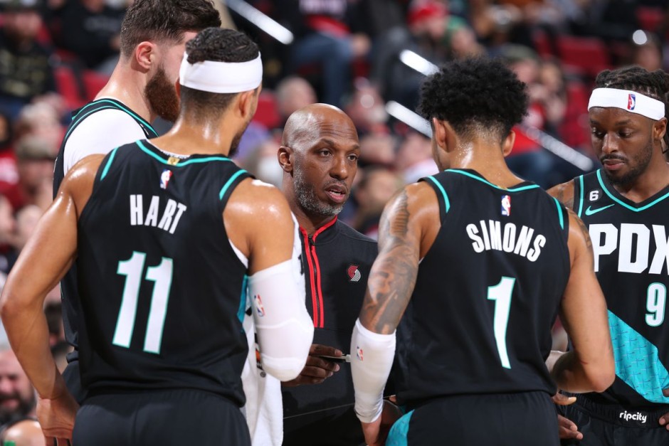 开拓者逆转黄蜂保住希望