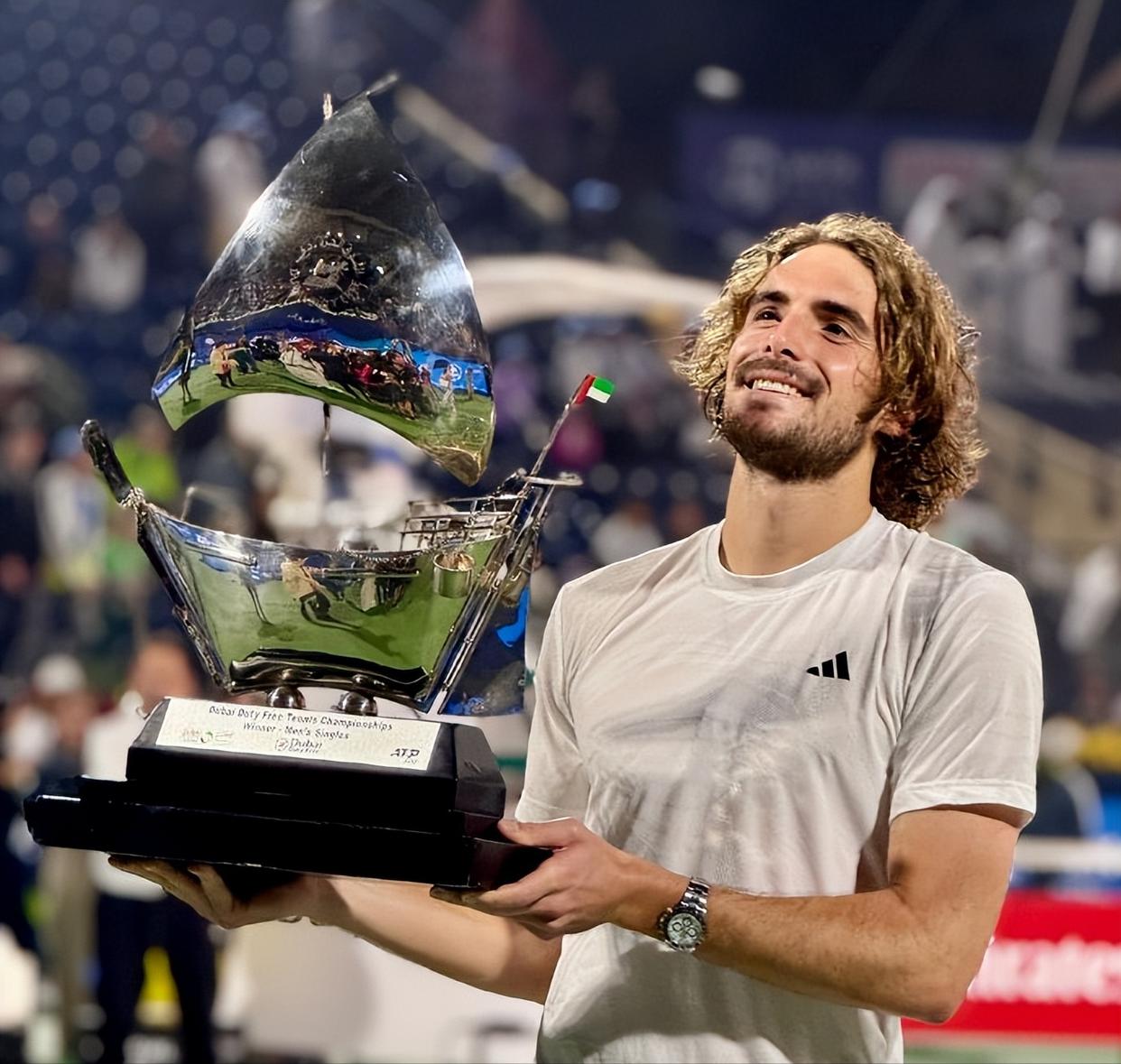 包含网球总决赛即将打响，冠军归属成谜的词条