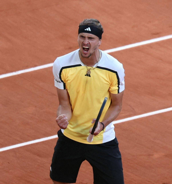 温网翻盘年终总决赛，兹维列夫扛起全队