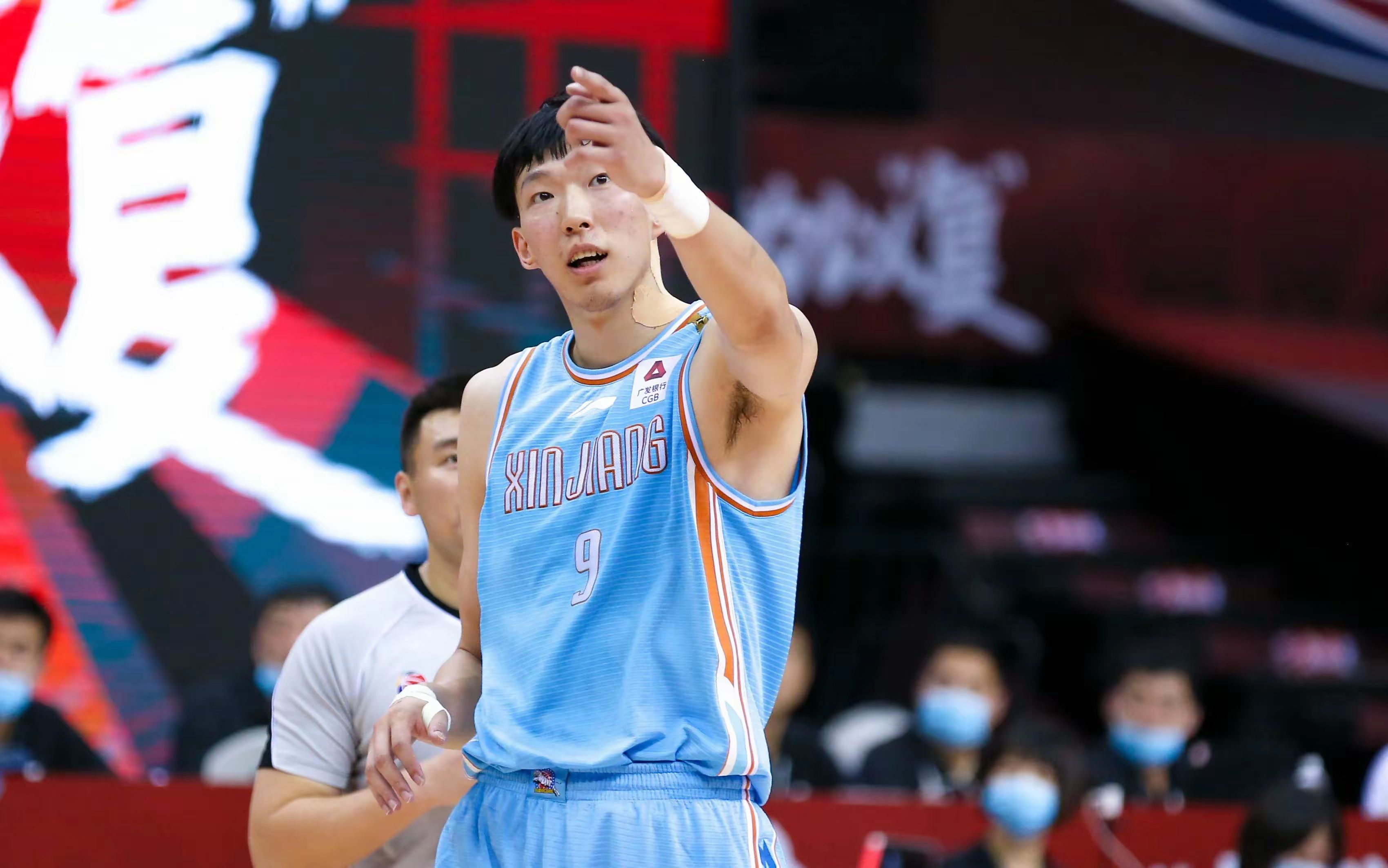 广东队逆转湖人，周琦高光表现