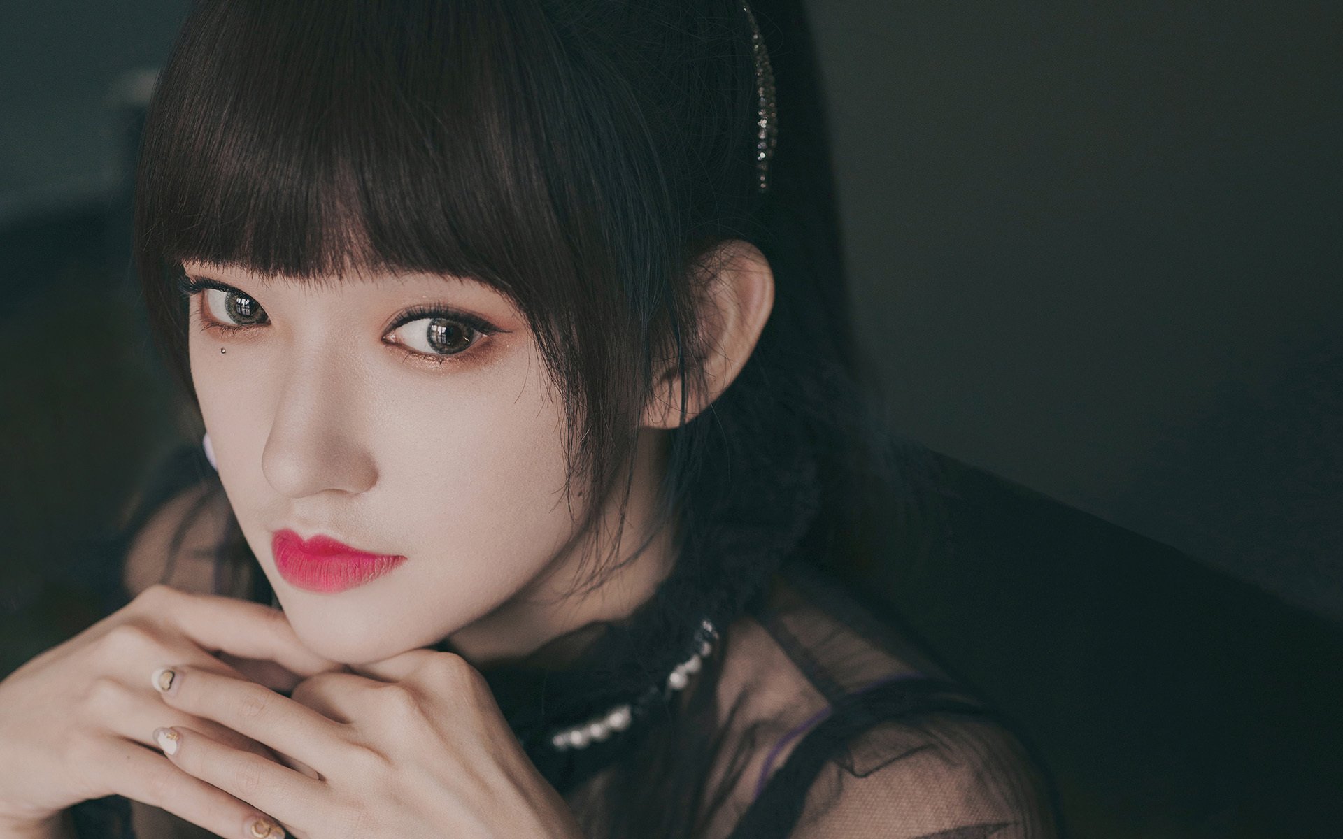 胜利的赛道与被冻结的梦想，当现代世界的两场揭幕战同时上演